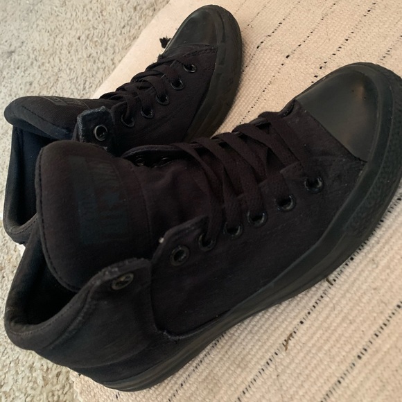 black converse mid